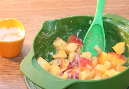 1. Этап. Пирог солнечный: 9. Перекладываем дольки персика в миску и аккуратно обваливаем в крахмале (1 ст. л.).