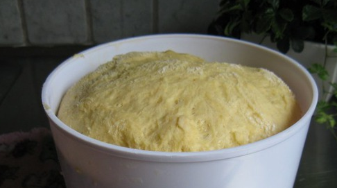 1. Этап. Пончики рецепт классический: Дождитесь пока тесто поднимется.