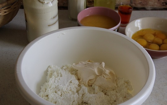 1. Этап. Пасха из козьего творога: 2. Добавляем к творогу сливки (жирные).