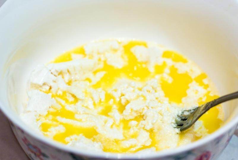 1. Этап. Творожное печенье Ушки: Затем соедините масло с творогом.