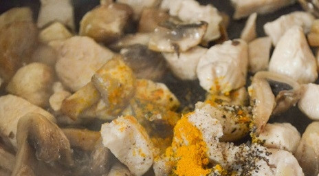 1. Этап. Соба с курицей и овощами: Жарьте всё вместе на медленном огне. Всыпьте куркуму, перец и соль. Перемешайте.