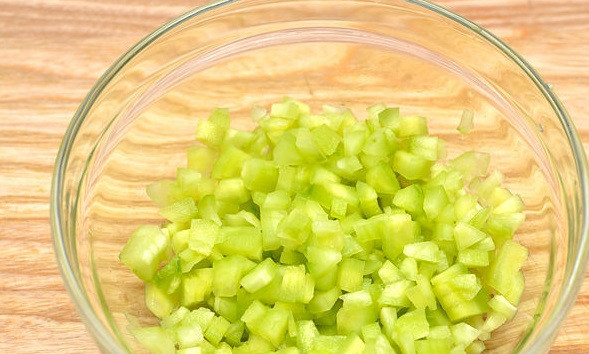 1. Этап. Соус Цацики (Tzatziki): 2. Очищенные огурцы мелко нарежьте. Выложите в миску, в которой цацики будем смешивать.