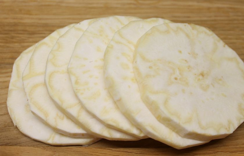 1. Этап. Сельдерей на гриле: Сельдерей чистим и нарезаем ломтиками.