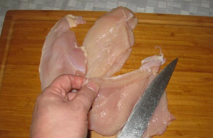 1. Этап. Куриный шницель в панировке: 1. Кто-то любит шницели из свинины, а кто-то из курицы, поскольку они получаются нежнее и готовятся быстрее. Итак, берем куриное филе и разделаем его на две части.