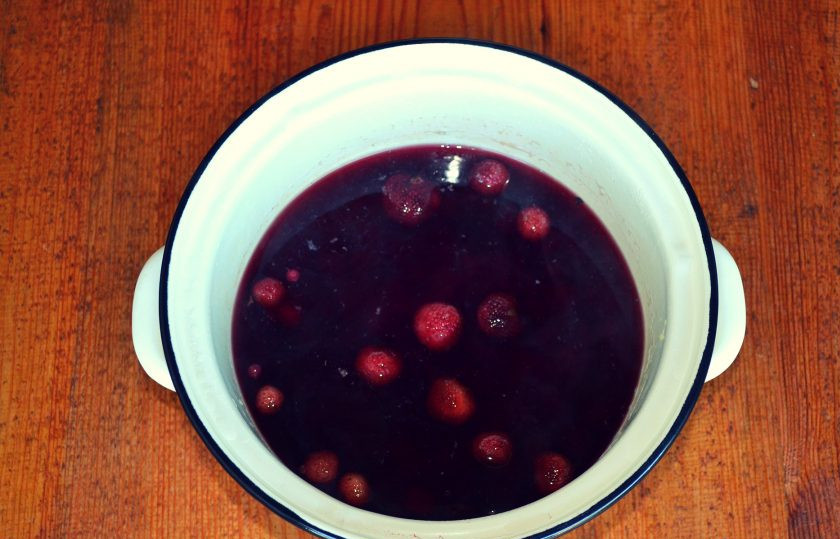 1. Этап. Компот из замороженных ягод: На этом этапе компот можно попробовать.