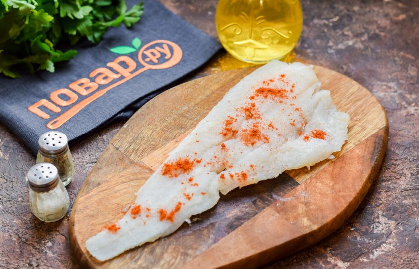 1. Этап. Рыба запеченная с авокадо: Филе рыбы просушите и посыпьте солью, перцем, паприкой по вкусу. Духовку прогрейте до 180 градусов.