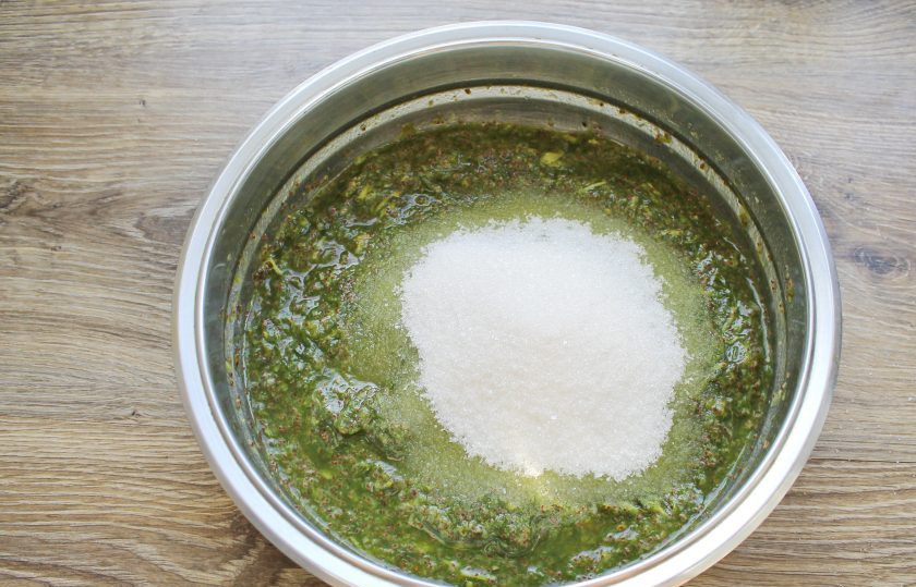 1. Этап. Варенье из актинидии: Всыпьте сахар и перемешайте. Накройте посуду с ягодами чистой тканью и оставьте до растворения сахара, перемешивая каждый час.