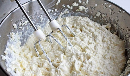 1. Этап. Новогодний чизкейк с клюквой: 4. Теперь можно заняться начинкой. В глубокой мисочке взбейте сливочный сыр с сахаром.