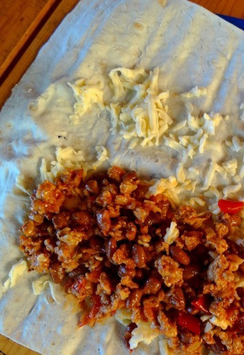 1. Этап. Шаурма-бурито из индейки на гриле: Лаваш посыпать сыром, щедро выложить начинку.