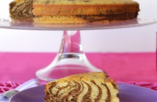 1. Этап. Пирог Зебра простой: Готовому пирогу дайте остыть, потом разрежьте на кусочки и подавайте к чаю или кофе. Приятного аппетита!