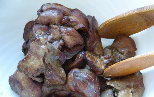 1. Этап. Куриная печень в аэрогриле: 3. Выкладываем готовую печень на блюдо. В аэрогриле готовится она считанные минуты. При желании печень можно заранее замариновать.