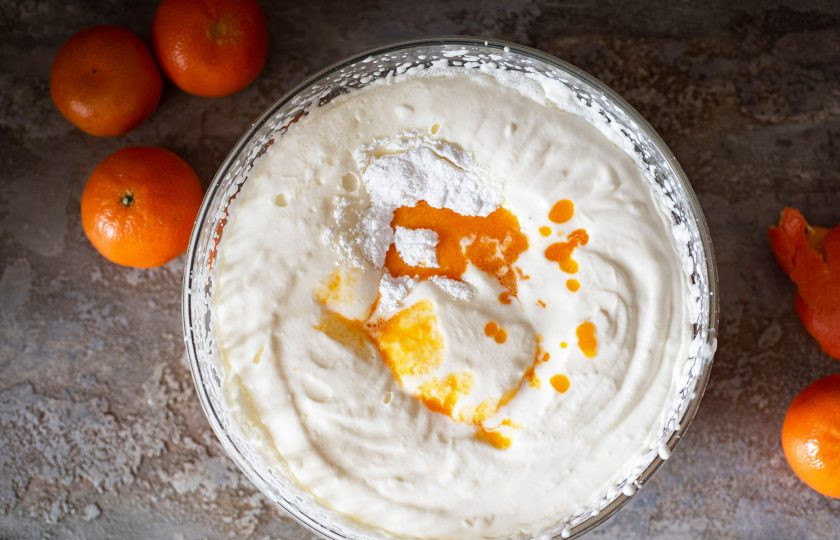 1. Этап. Мандариновое мороженое: В миску ко взбитым сливкам залейте молоко, мандариновое пюре и добавьте сахарную пудру, хорошо все перемешайте.