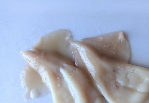 1. Этап. Кальмары, фаршированные рисовой полентой и овощами: Кальмары чистим.