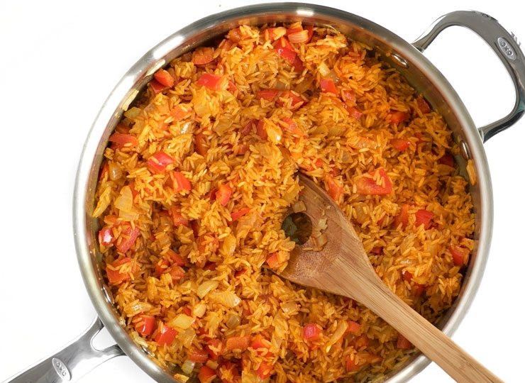 1. Этап. Рис с морепродуктами и овощами: 4. Перемешайте все содержимое сковороды.