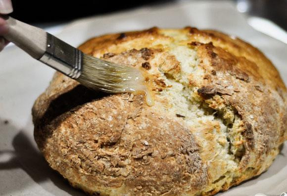 1. Этап. Ирландский хлеб: 5. Смазать верхушку хлеба топленым сливочным маслом и выложить его для охлаждения на стойку. Дать хлебу полностью остыть, прежде чем подавать.