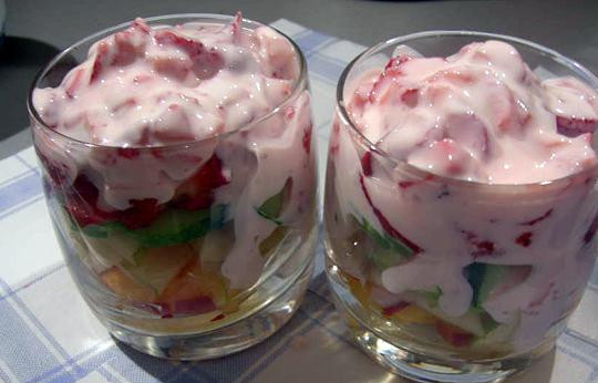 1. Этап. Салат с клубникой и огурцом: 5. Залить сверху клубнично-йогуртовым соусом.