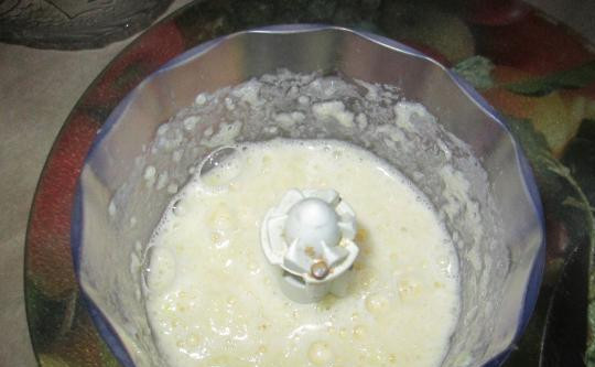 1. Этап. Бутерброды с фаршем в духовке: Измельчаем до однородности.