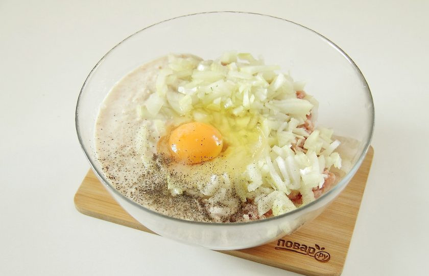 1. Этап. Котлеты из индейки с творогом: Отожмите хлеб, пропустите через мясорубку и добавьте к фаршу. Добавьте сюда же нарезанный мелкими кубиками лук, яйцо, соль и перец по вкусу.