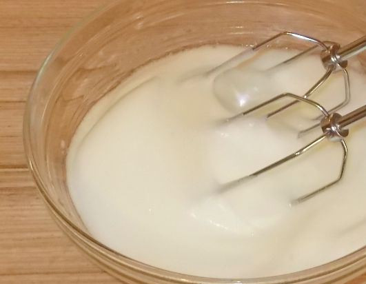 1. Этап. Пирожное воздушное безе: Взбиваем белки до пышной пены.