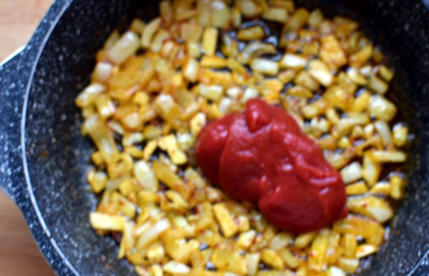 1. Этап. Томатный суп с нутом и беконом: Добавьте к луку томатную пасту и все прогрейте.