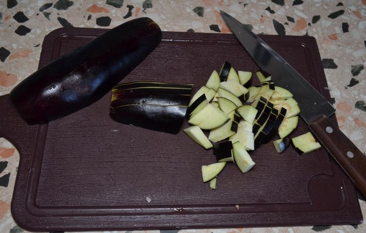 1. Этап. Лобио из белой фасоли: 2. Измельчаем баклажан мелкими кубиками, солим и оставляем на 20 минут, чтобы ушла лишняя горечь.