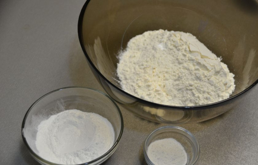 1. Этап. Мандариновый торт на Новый год: В миске смешайте муку, 30 грамм крахмала и разрыхлитель.