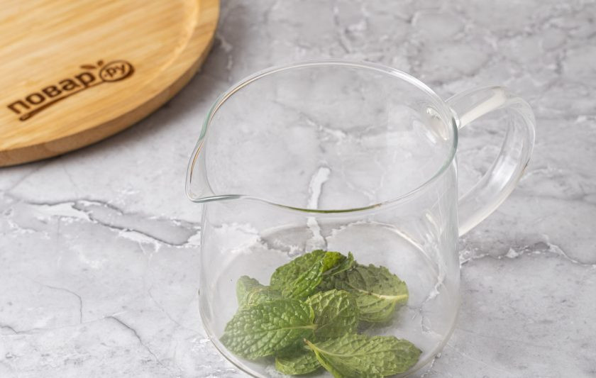 1. Этап. Холодный чай с лаймом и лимоном: В заварочный чайник добавьте листья мяты.