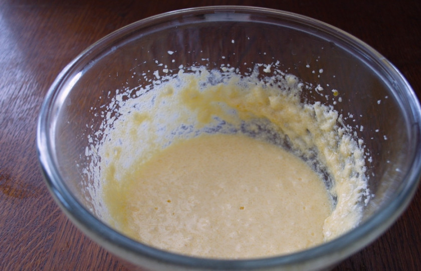 1. Этап. Яблочный пирог с изюмом: 4. К взбитому маслу добавляем яйца и взбиваем. Масса должна удвоиться.