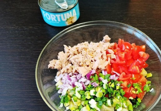 1. Этап. Салат Русские традиции с тунцом: Нарезать лук. Выложить в салат кусочки тунца FORTUNA без жидкости.