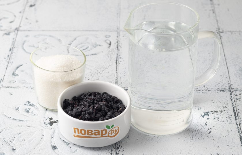 1. Этап. Компот из сушеной черники: Подготовьте все ингредиенты.