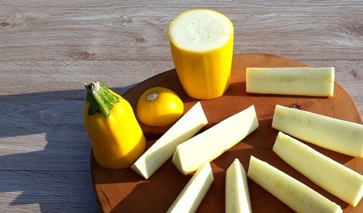 1. Этап. Запеченные кабачковые ломтики ПП от нутрициолога: Нарезать кабачки на ломтики. Сбрызнуть заготовки растительным маслом,