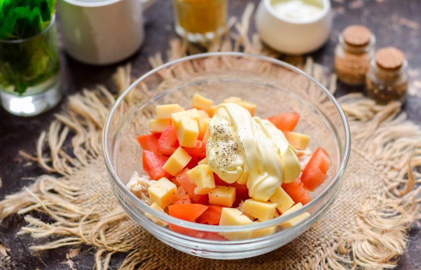 1. Этап. Салат с курицей и помидорами: Заправьте салат майонезом, соль и перец добавьте по вкусу. Перемешайте салат и подавайте к столу.