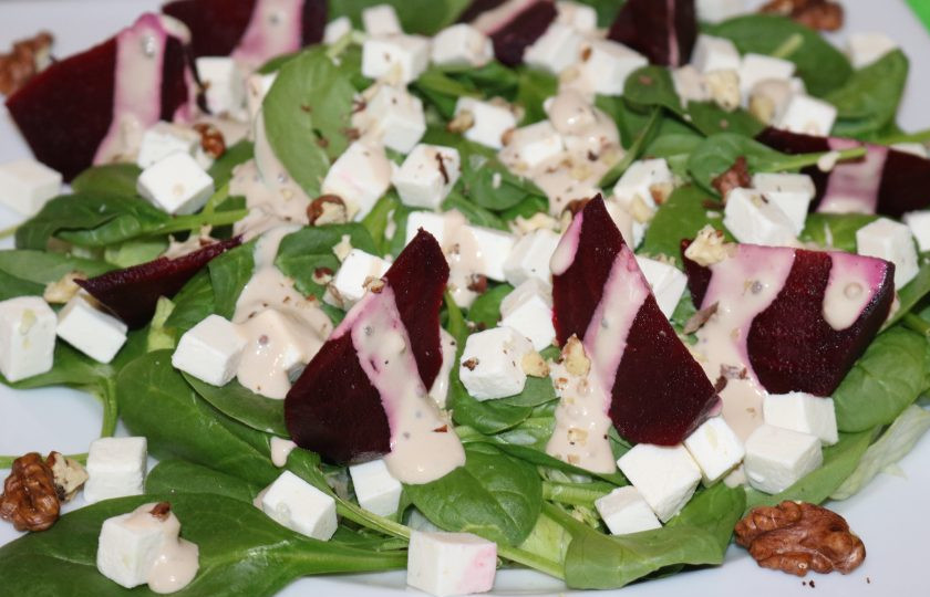 1. Этап. Зелёный салат со свеклой: Посыпьте салат измельчёнными грецкими орехами.