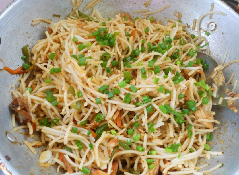 1. Этап. Китайская лапша с курицей: 15. Прогрейте лапшу 1 минуту и добавьте зеленую часть лука.