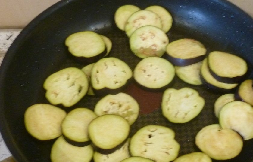 1. Этап. Тумбет: С остальными овощами поступите также, как с картофелем: обжарьте все по отдельности.