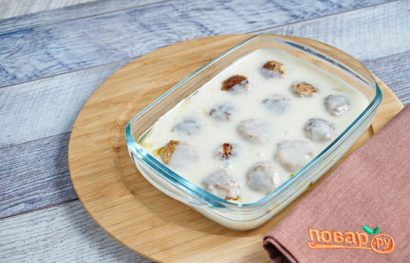 1. Этап. Шведские фрикадельки с кремовым соусом: Фрикадельки выложите одним слоем в форму для запекания, залейте горячим соусом. Поставьте запекаться в духовку на 25-30 минут при температуре 180ºС (360ºF).