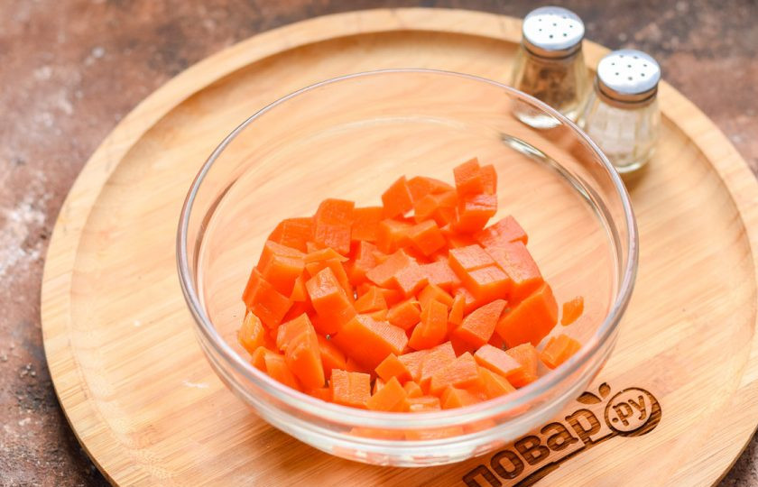 1. Этап. Салат Голландский: Морковь отварите заранее в течение 30 минут, остудите, почистите. Нарежьте морковь небольшими кубиками и переложите в салатник.