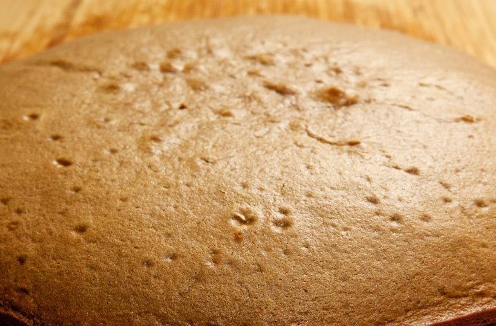 1. Этап. Простой Сметанник: Испеките такой же корж, только шоколадный.