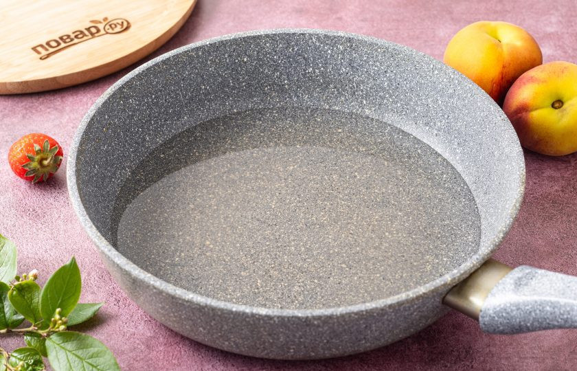 1. Этап. Прозрачные блины: Перелейте воду в сковороду, доведите почти до кипения и прогрейте 1-2 минуты. Затем снимите с плиты и дайте остыть, после уберите примерно на полчаса в холодильник.