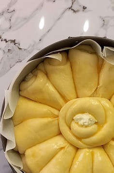 1. Этап. Отрывной пирог с творогом: Смазать яйцом и выпекать 25-30 минут при 180 градусах. (Моя форма диаметром 24 см)