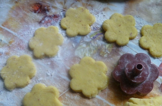 1. Этап. Печенье желейное: 6. Спустя полчаса достаю тесто и раскатываю его в пласт толщиной около 5 миллиметров. С помощью формы для печенья вырезаю четное количество печенья.