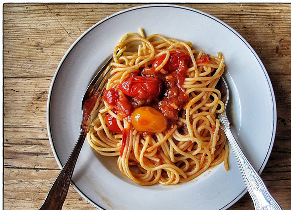 1. Этап. Соус Наполетана: 3. Я давлю не все помидоры: парочку маленьких оставляю для украшения. И вот, когда сок немного загустеет, подаем соус к пасте или пицце. Приятного аппетита!