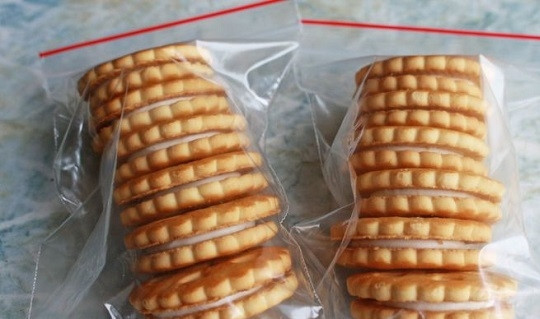 1. Этап. Простой тортик: 1. Возьмите печенье, поместите его в пакет.