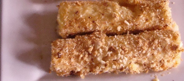 1. Этап. Рулетики с колбасой и сыром: 6. Процесс панировки можно повторить 2-3 раза, а затем выложить рулеты в форму для запекания. Отправить форму в разогретую духовку на 10-15 минут или пока не появится румяная корочка. Вот такой оригинальный и простой рецепт рулетиков с колбасой и сыром.