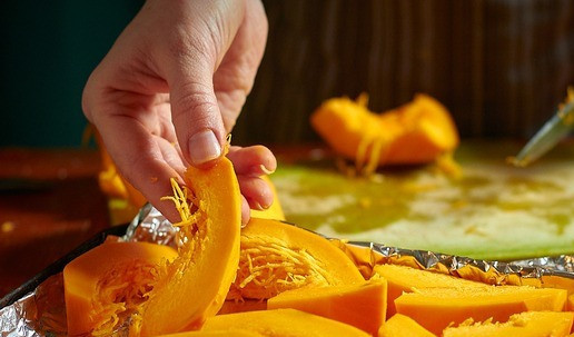 1. Этап. Индейка су-вид с тыквой: Очистить и нарезать кусочками, размером с яблочную дольку. Посолить, поперчить.