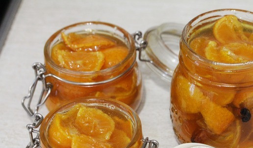 1. Этап. Мандарины в коньячном сиропе: Разлить по чистым сухим баночкам. Можно есть мандарины вместе с сиропом, а можно сироп добавлять в напитки, кашу или подавать его к блинчикам, оладушкам и т. д. Приятного аппетита!