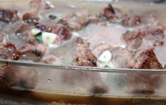 1. Этап. Баранина, запеченная с рисом: Как только маринад закипит - заливаем им нашу форму для выпекания. Запекаем 50 минут при 180 градусах на средней полке, предварительно накрыв форму для выпекания фольгой. Подавать горячим.