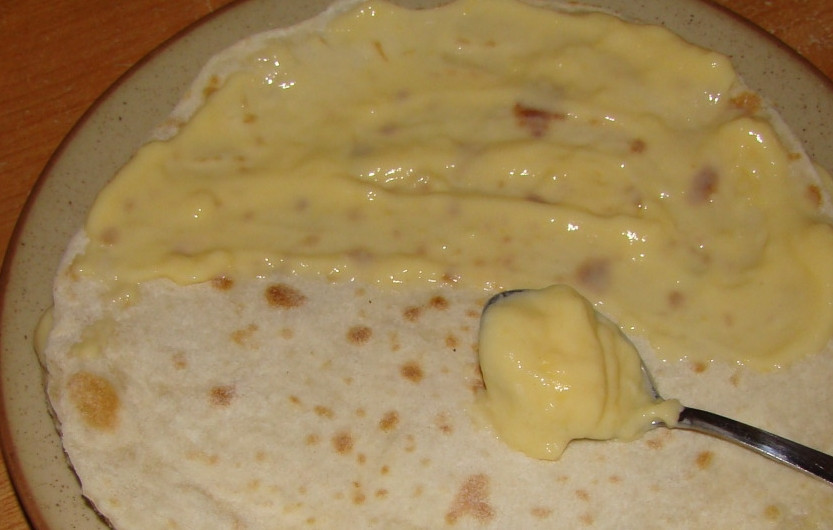 1. Этап. Яичный торт: 4. Теперь тесто достанем, разделим на одинаковые части. Каждую часть теста раскатаем, получим лепешку. Лепешку каждую обжарим с двух сторон на сухой сковороде. Можно также запечь в духовке, но на сковороде быстрее. Смажем каждый корж кремом, наверх накладываем следующий.