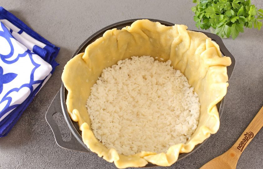 1. Этап. Газмаг для плова: Рис для плова отварите в течение 10 минут, затем промойте, откиньте на сито, а затем половину выложите в казан. Полейте рис растопленным сливочным маслом.