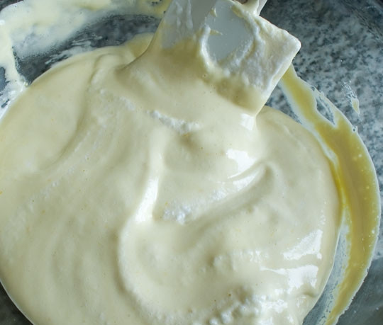 1. Этап. Бисквитный торт с шоколадом: 6. Масса должна оставаться воздушной.